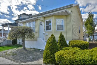721 7th St, Secaucus, NJ 07094