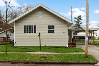 327 7th St, Baraboo, WI 53913