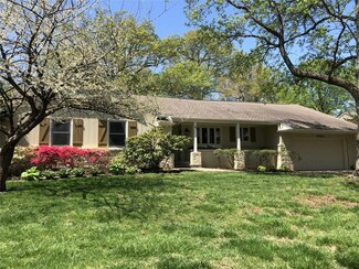 6430 Willow Ln, Mission Hills, KS 66208