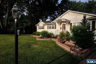 922 Laurel Ave, River Edge, NJ 07661