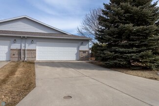 3512 7th St S, Moorhead, MN 56560