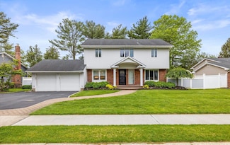 3 Colgate Ln, Woodbury, NY 11797