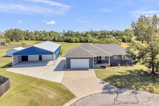 211 Southport Cir, Newton, KS 67114