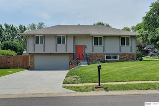 901 Claudine Ave, Papillion, NE 68046