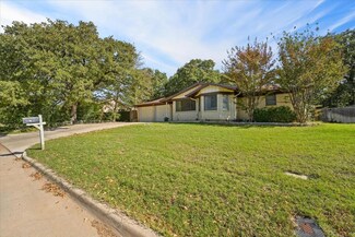 536 Oak Park Dr, Hurst, TX 76053