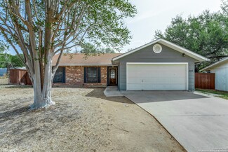 1110 Dove Ave, Devine, TX 78016