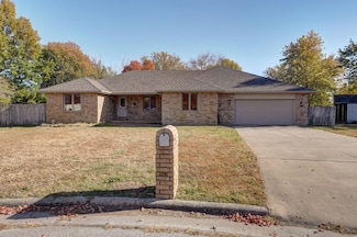 2828 N Primrose Cir, Springfield, MO 65803
