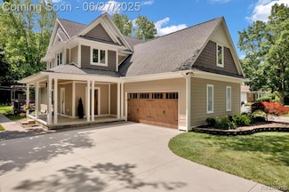 240 Red Oak Ln, Rochester Hills, MI 48307