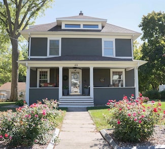 819 7th St, de Witt, IA 52742