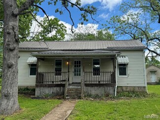 101 S Elm St, Dixon, MO 65459