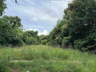 705 N 4th St, Orange, TX 77630