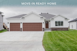 414 Hummel Ct, Grand Forks, ND 58201