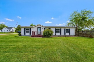 1308 N 10th St, Mattoon, IL 61938