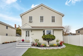 15 N Butehorn St, Bethpage, NY 11714