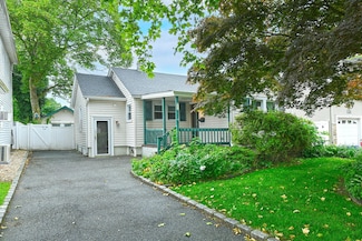 426 Lakeview Rd, Bellmore, NY 11710