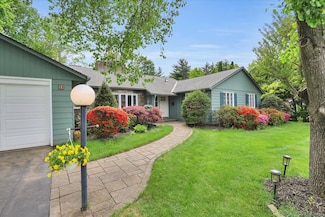 11 W Ridge Dr, West Hartford, CT 06117