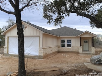32 Trophy Ln, Poteet, TX 78065