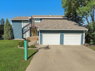 1320 11th St SW, Minot, ND 58701