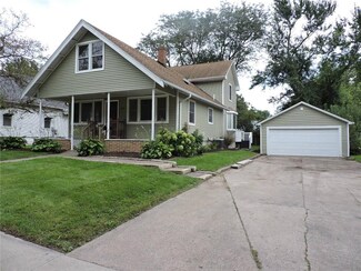 810 E Jefferson St, Winterset, IA 50273