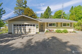 1554 Columbia St, Cathlamet, WA 98612