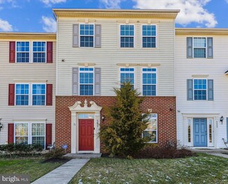 42945 Edgewater St, Chantilly, VA 20152