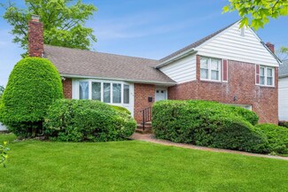 409 Jordan St, Oceanside, NY 11572