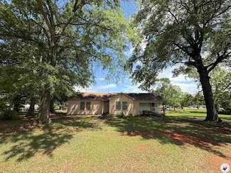 101 Marietta St, Queen City, TX 75572
