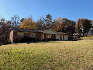 525 Tanglewood Dr, Martinsville, VA 24112