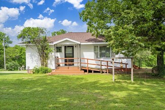 8787 Thornhill Dr, Mountain Grove, MO 65711