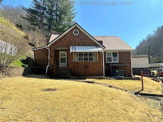 79 Pickering Branch Rd, Gilbert Creek, WV 25608