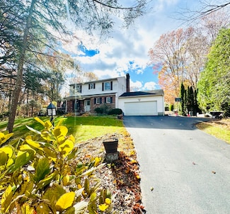 17 Inchcliffe Dr, Gales Ferry, CT 06335