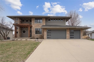 9524 Wickham Dr, Johnston, IA 50131