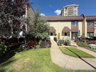 18-21 215th St Unit TH 24, Bayside, NY 11360