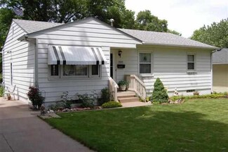 1920 Oak St, Bettendorf, IA 52722