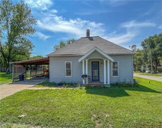 1923 Oak St, Trenton, MO 64683