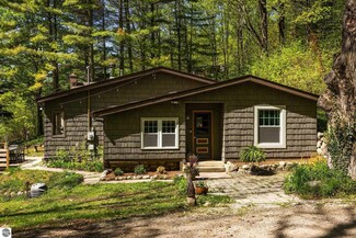 1050 W Burdickville Rd, Maple City, MI 49664