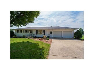 702 W 17th St, Vinton, IA 52349