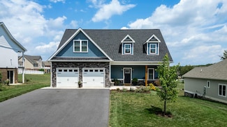 44 Whispering Oaks Dr, Staunton, VA 24401