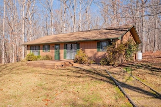 604 Surrey Dr, Huddleston, VA 24104