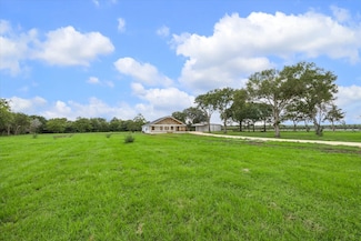 1935 Willow Rd, Wallis, TX 77485