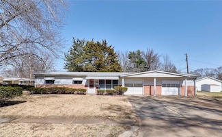 1215 Pamela Dr, Florissant, MO 63031