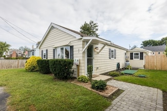 27 Foxboro Ave, Portsmouth, RI 02871