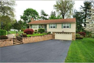 16 Woodhampton Dr, Ewing, NJ 08638