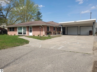 303 Dearing Dr, Shepherd, MI 48883