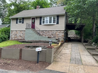 24 Oakwood Dr, Ringwood, NJ 07456