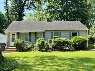 528 Chippewa Rd, Benton Harbor, MI 49022