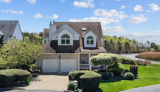 9 Fairwind Ct, Oakdale, NY 11769
