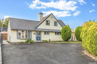 15 Marksman Ln, Levittown, NY 11756