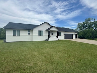 2902 Yaeger Dr, Winfield, KS 67156