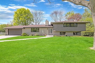 250 W Suburban Ct, Milwaukee, WI 53217